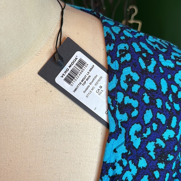Vero Modo crisscross top in beautiful blues. NWT - Picture 5 of 7